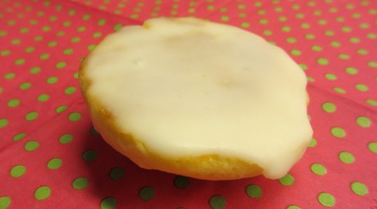 Ein bisschen schilchter mit Zuckerguss oder auch mit Schokolade - Amerikaner sind lecker. Und ziemlich leicht zu backen. (Foto: dpa)