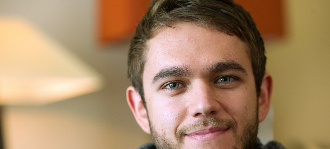 Zedd macht als DJ vor allem elektronische Musik. Sein bekanntestes Lied heißt „Clarity
