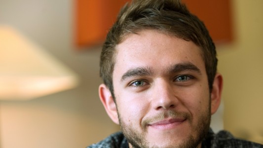 Zedd macht als DJ vor allem elektronische Musik. Sein bekanntestes Lied heißt „Clarity