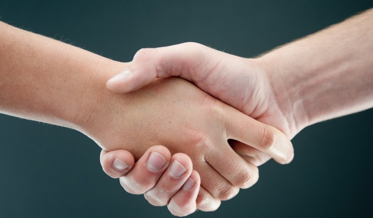 Wenn sich zwei Seiten nicht einigen können, kann manchmal ein Schlichter helfen. (Foto: dpa)