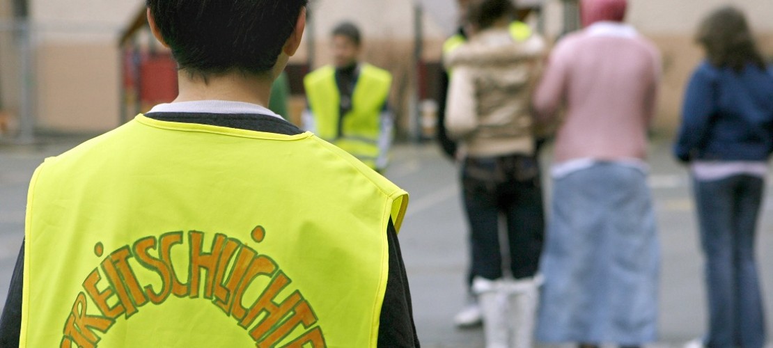 An manchen Schulen in Deutschland gibt es Streitschlichter. Sie helfen anderen, sich wieder zu vertragen. (Foto: dpa)