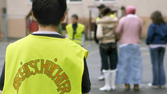 An manchen Schulen in Deutschland gibt es Streitschlichter. Sie helfen anderen, sich wieder zu vertragen. (Foto: dpa)