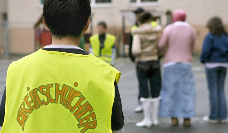 An manchen Schulen in Deutschland gibt es Streitschlichter. Sie helfen anderen, sich wieder zu vertragen. (Foto: dpa)