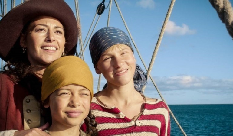 Pinky (Vinjar Pettersen) ist ein Waisenjunge. Mit seiner besten Freundin Ravn als Schiffsjunge auf Säbelzahns „Dark Lady“ anheuern. (Foto: dpa)