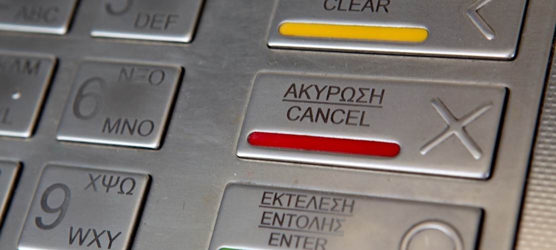 Die Griechen dürfen in ihrem Land gerade täglich nur jeweils 60 Euro abheben. (Foto: dpa)