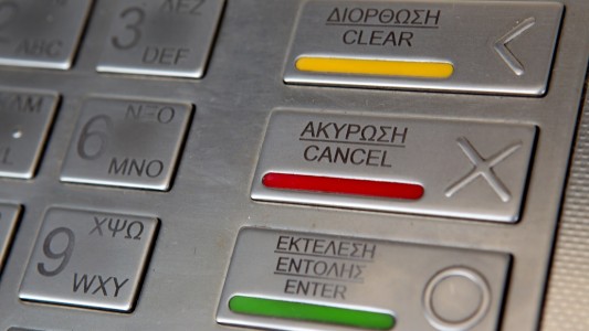 Die Griechen dürfen in ihrem Land gerade täglich nur jeweils 60 Euro abheben. (Foto: dpa)