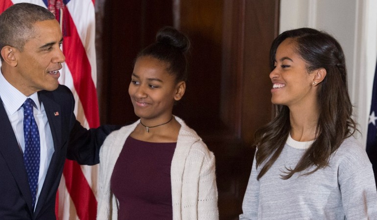 Barack Obama glaubt, dass seine Töchter ihn langweilig finden. (Foto: dpa)