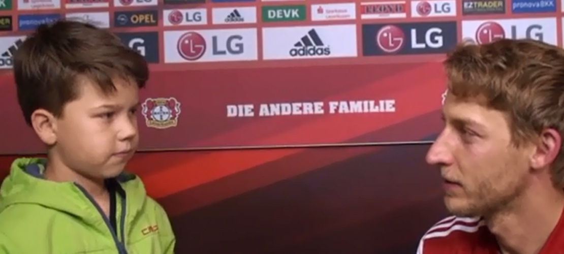 Die Klasse 5 d des Gymnasiums Odenthal hat den Mannschaftsarzt von Bayern 04 getroffen - und gleich auch Spieler interviewt. (Foto: Screenshot)
