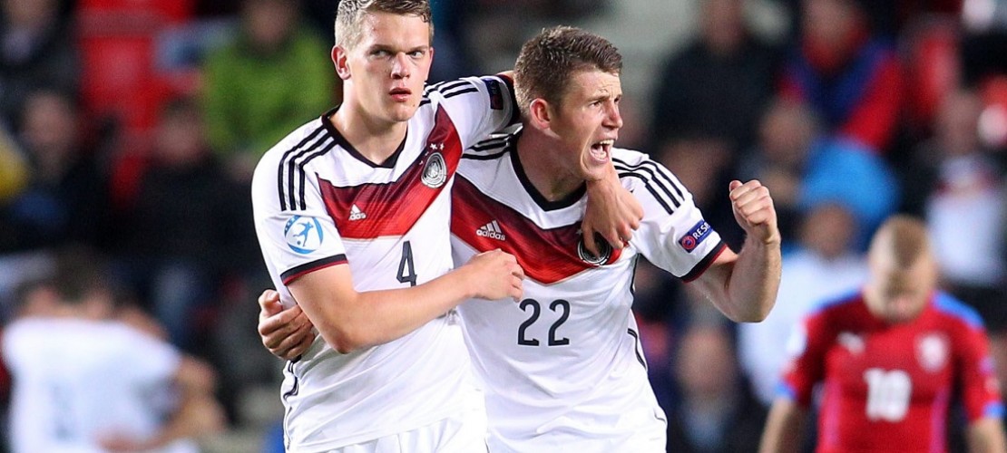 Die deutschen Fußballer dürfen nächstes Jahr bei Olympia mitmachen. Matthias Ginter und Dominique Heintz jubeln! (Foto: dpa)