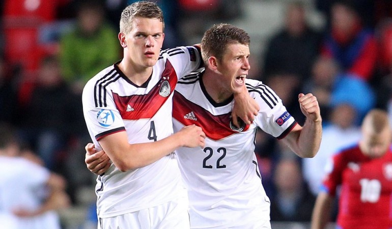 Die deutschen Fußballer dürfen nächstes Jahr bei Olympia mitmachen. Matthias Ginter und Dominique Heintz jubeln! (Foto: dpa)