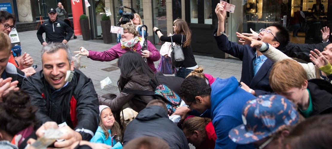 Kaum zu glauben: In Köln hat es tatsächlich Geld geregnet. (Foto: dpa)
