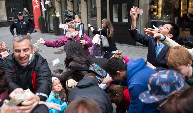 Kaum zu glauben: In Köln hat es tatsächlich Geld geregnet. (Foto: dpa)