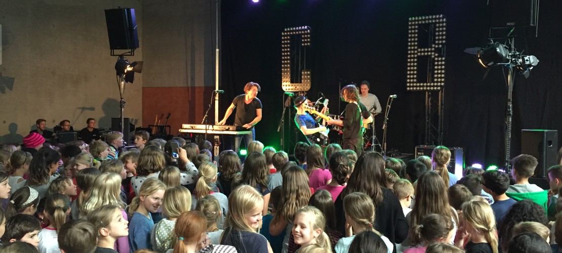 Die Schüler sangen und tanzten mit der Band Cat Ballou. Sie kannten fast jede Liedzeile auswendig. (Foto: privat)