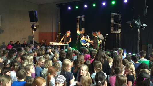 Die Schüler sangen und tanzten mit der Band Cat Ballou. Sie kannten fast jede Liedzeile auswendig. (Foto: privat)