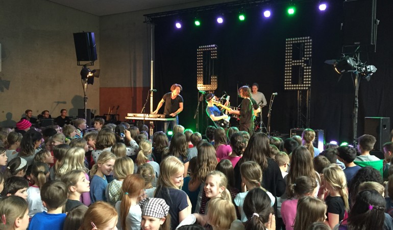 Die Schüler sangen und tanzten mit der Band Cat Ballou. Sie kannten fast jede Liedzeile auswendig. (Foto: privat)