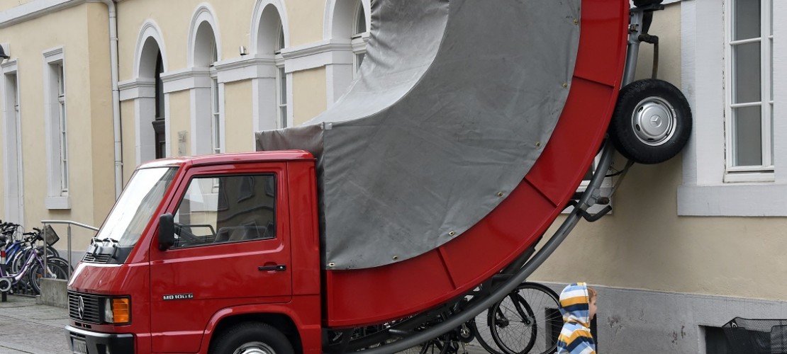 Dieses Kunstwerk hat in der Stadt Karlsruhe einen Strafzettel bekommen. Es ist von dem Künstler Erwin Wurm. (Foto: dpa)
