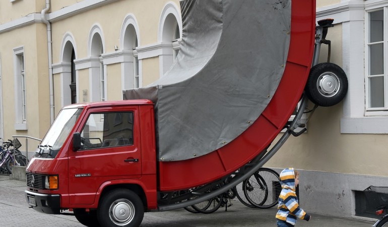 Dieses Kunstwerk hat in der Stadt Karlsruhe einen Strafzettel bekommen. Es ist von dem Künstler Erwin Wurm. (Foto: dpa)
