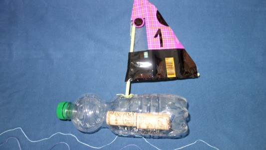 Bastel dann eigenes Schiff. Und dann ab in die Badewanne oder ins Planschbecken damit! (Fotos: Seiter)