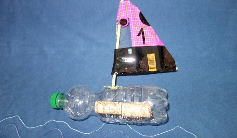 Bastel dann eigenes Schiff. Und dann ab in die Badewanne oder ins Planschbecken damit! (Fotos: Seiter)