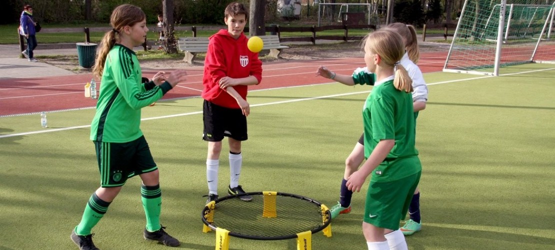 Antonia (l-r), Marie, Leonie (verdeckt) und Emely spielen Spikeball. Dabei hat man nicht viel Zeit zum Überlegen. (Foto: dpa)