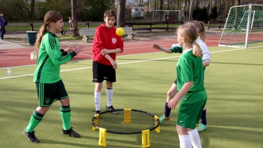 Antonia (l-r), Marie, Leonie (verdeckt) und Emely spielen Spikeball. Dabei hat man nicht viel Zeit zum Überlegen. (Foto: dpa)