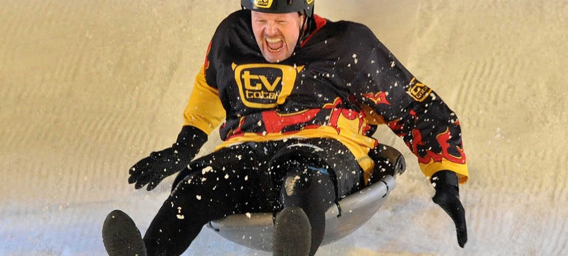 Stefan Raab hat im Fernsehen viele verrückte Sachen gemacht. Bei der WOK-WM mussten alle Teilnehmer in einem Wok rodeln. (Foto: dpa)
