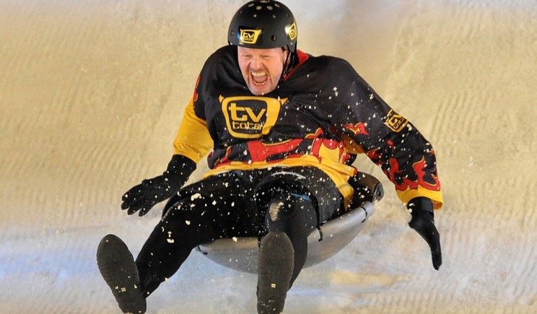 Stefan Raab hat im Fernsehen viele verrückte Sachen gemacht. Bei der WOK-WM mussten alle Teilnehmer in einem Wok rodeln. (Foto: dpa)