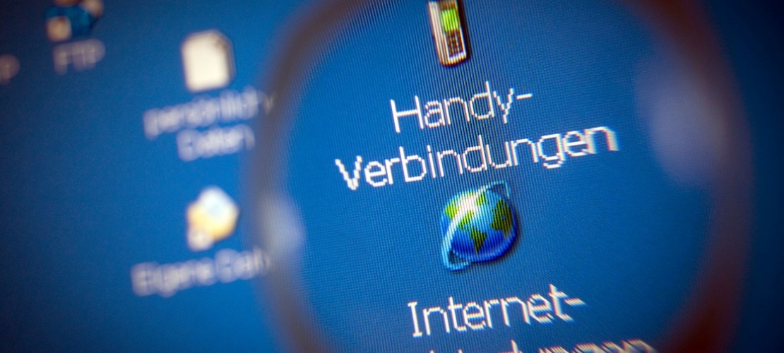 Die deutsche Regierung möchte bestimmte Daten sammeln lassen. Und zwar Daten, die zustande kommen, wenn Menschen zum Beispiel miteinander telefonieren oder E-Mails schreiben. (Foto: dpa)