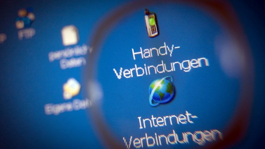 Die deutsche Regierung möchte bestimmte Daten sammeln lassen. Und zwar Daten, die zustande kommen, wenn Menschen zum Beispiel miteinander telefonieren oder E-Mails schreiben. (Foto: dpa)