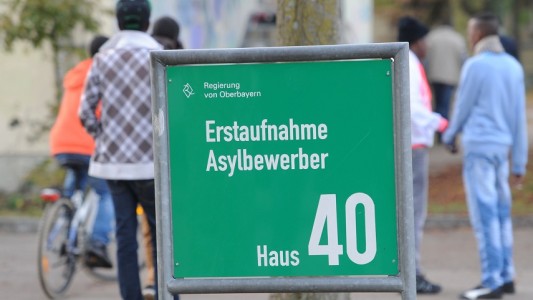 Flüchtlinge müssen erst in eine Erst-Aufnahme-Einrichtung. (Foto: dpa)