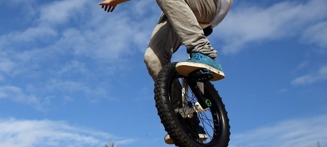 Der Trick beim Einrad-Fahren? Immer schön gleichmäßig treten. Mimo macht das hier vor. (Foto: dpa)