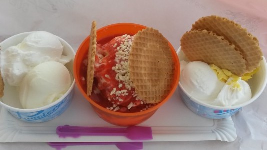 Wird in Brück mehr Eis im Hörnchen oder im Becher gegessen? Derzeit im Becher, weiß der Eisdielenbesitzer. (Foto: Charlotte)