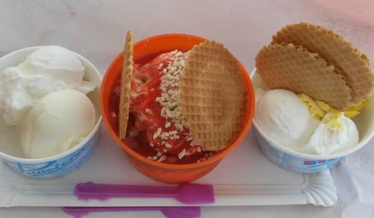 Wird in Brück mehr Eis im Hörnchen oder im Becher gegessen? Derzeit im Becher, weiß der Eisdielenbesitzer. (Foto: Charlotte)