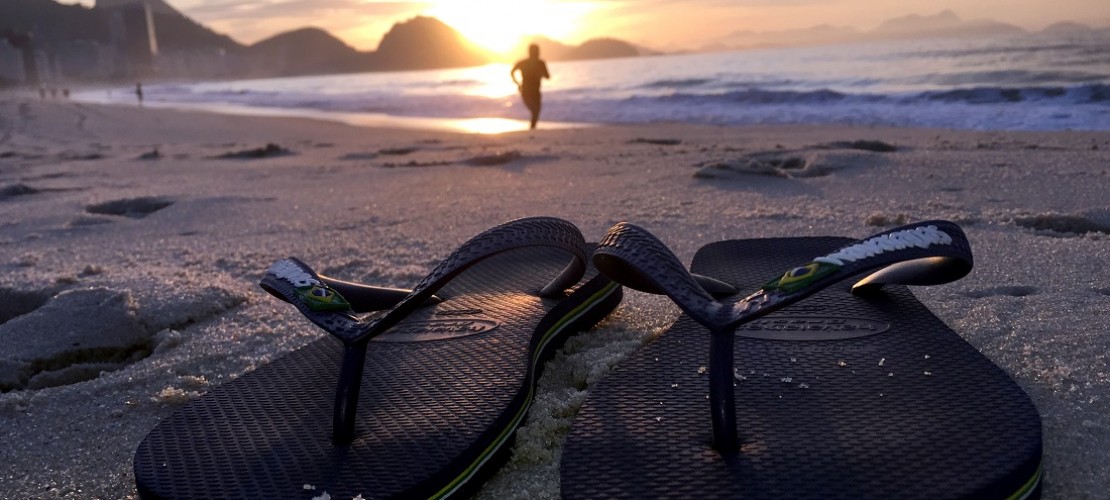 Am Fuß können Flip Flops Schuhe lustige Geräusche machen. (Foto: dpa)
