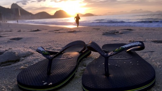 Am Fuß können Flip Flops Schuhe lustige Geräusche machen. (Foto: dpa)