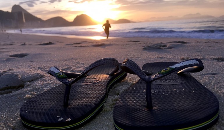 Am Fuß können Flip Flops Schuhe lustige Geräusche machen. (Foto: dpa)