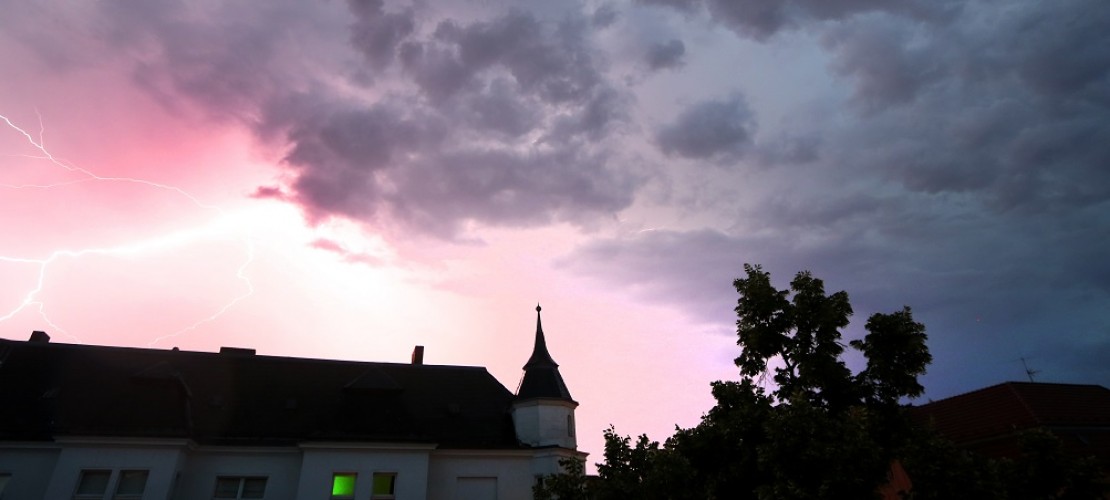 Im Sommer gibt es ganz schön viele Gewitter. Aber was passiert, bevor es regnet, blitzt und donnert? (Foto: dpa)