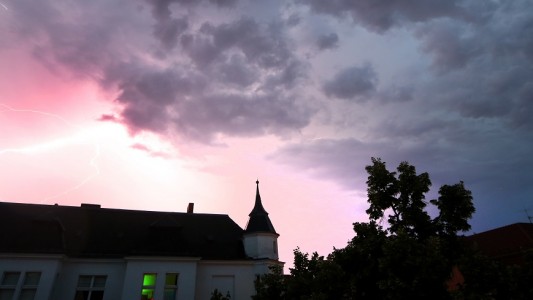 Im Sommer gibt es ganz schön viele Gewitter. Aber was passiert, bevor es regnet, blitzt und donnert? (Foto: dpa)