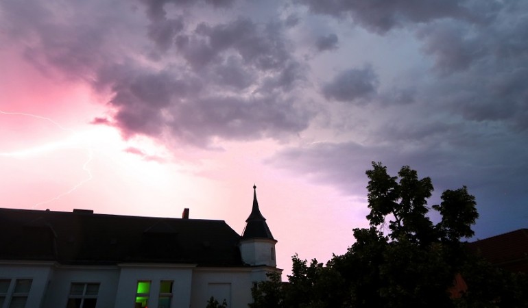 Im Sommer gibt es ganz schön viele Gewitter. Aber was passiert, bevor es regnet, blitzt und donnert? (Foto: dpa)