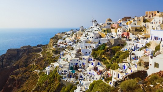 Griechenland ist ein Land mit vielen Inseln. Auf Santorin machen viele Menschen gerne Urlaub. (Foto: dpa)