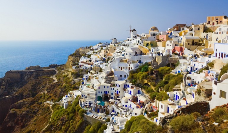 Griechenland ist ein Land mit vielen Inseln. Auf Santorin machen viele Menschen gerne Urlaub. (Foto: dpa)
