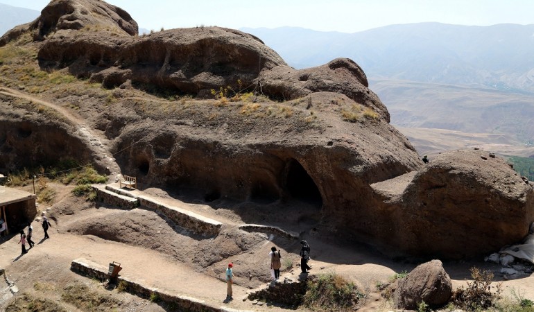Im Iran gibt es viele hohe Berge und trockene Wüsten-Gegenden. (Foto: dpa)