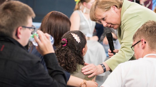 Angela Merkel sprach am Mittwoch mit einem Flüchtlingsmädchen. Über dieses Treffen wurde in dieser Woche viel gesprochen. (Foto: dpa)