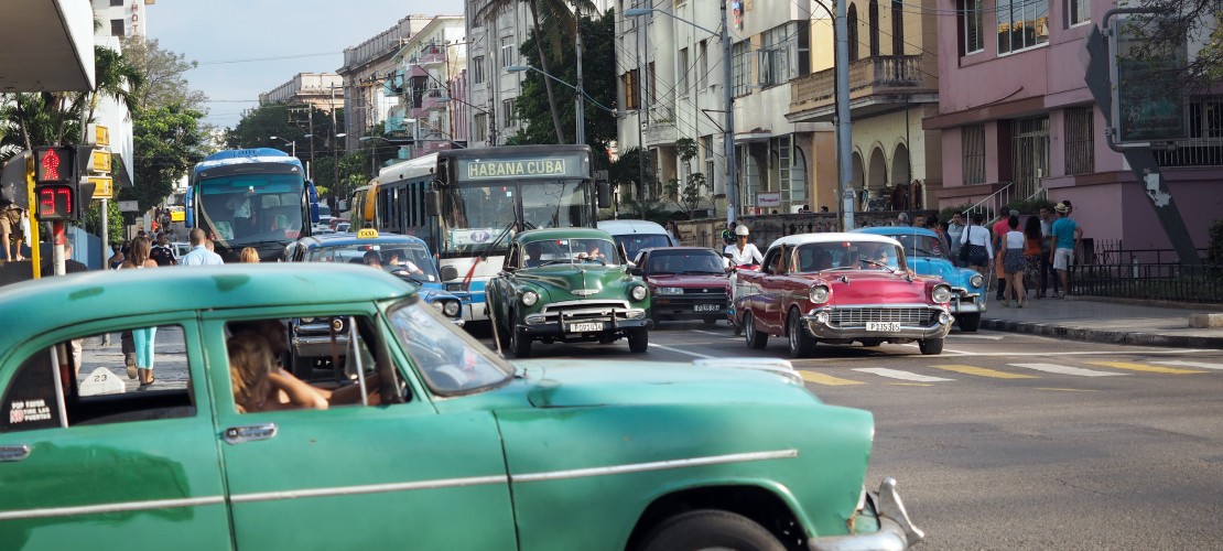 Neuwagen sind in Kuba sehr teuer, deshalb reparieren die Menschen lieber ihre alten Autos. (Foto: dpa)