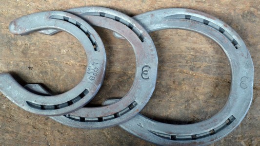 Der Schmied hat Eisen in verschiedenen Größen. (Foto: dpa)