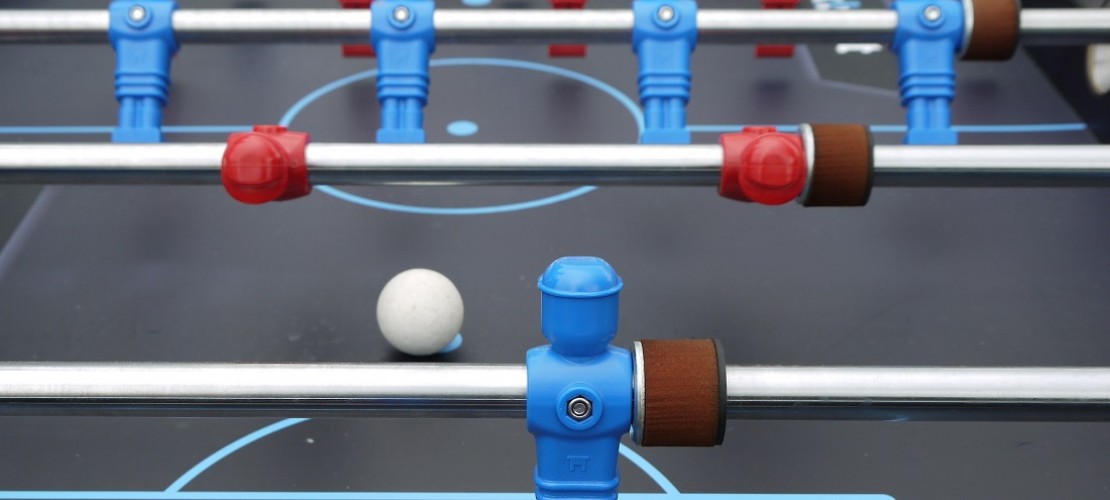 Wo ist die Lücke? Beim Kickern spielt man am besten zwischen den gegnerischen Figuren durch. (Foto: dpa)