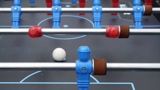 Wo ist die Lücke? Beim Kickern spielt man am besten zwischen den gegnerischen Figuren durch. (Foto: dpa)