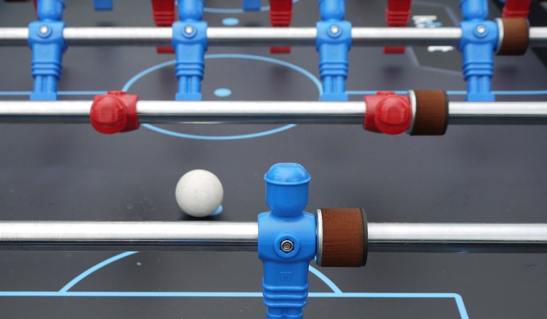 Wo ist die Lücke? Beim Kickern spielt man am besten zwischen den gegnerischen Figuren durch. (Foto: dpa)