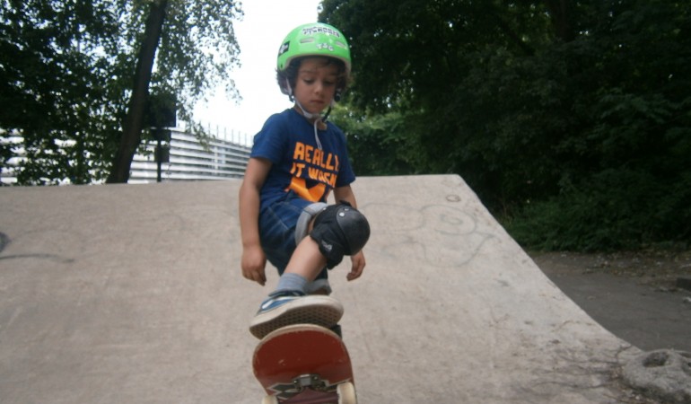 Im Skatepark im Lentpark haben Anfänger und Fortgeschrittene viel Platz zum Skaten. (Foto: Jona)