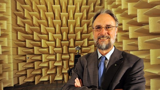 Das ist Karlheinz Brandenburg. Er hat eine ziemlich wichtige Erfindung gemacht: Die MP3. (Foto: dpa)